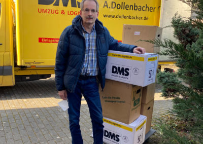 Vereinsmitglied Dr. Norbert Luz hilft in Bruchsal beim Einladen der mit naturwissenschaftlichen Schriften gefüllten Umzugskartons.